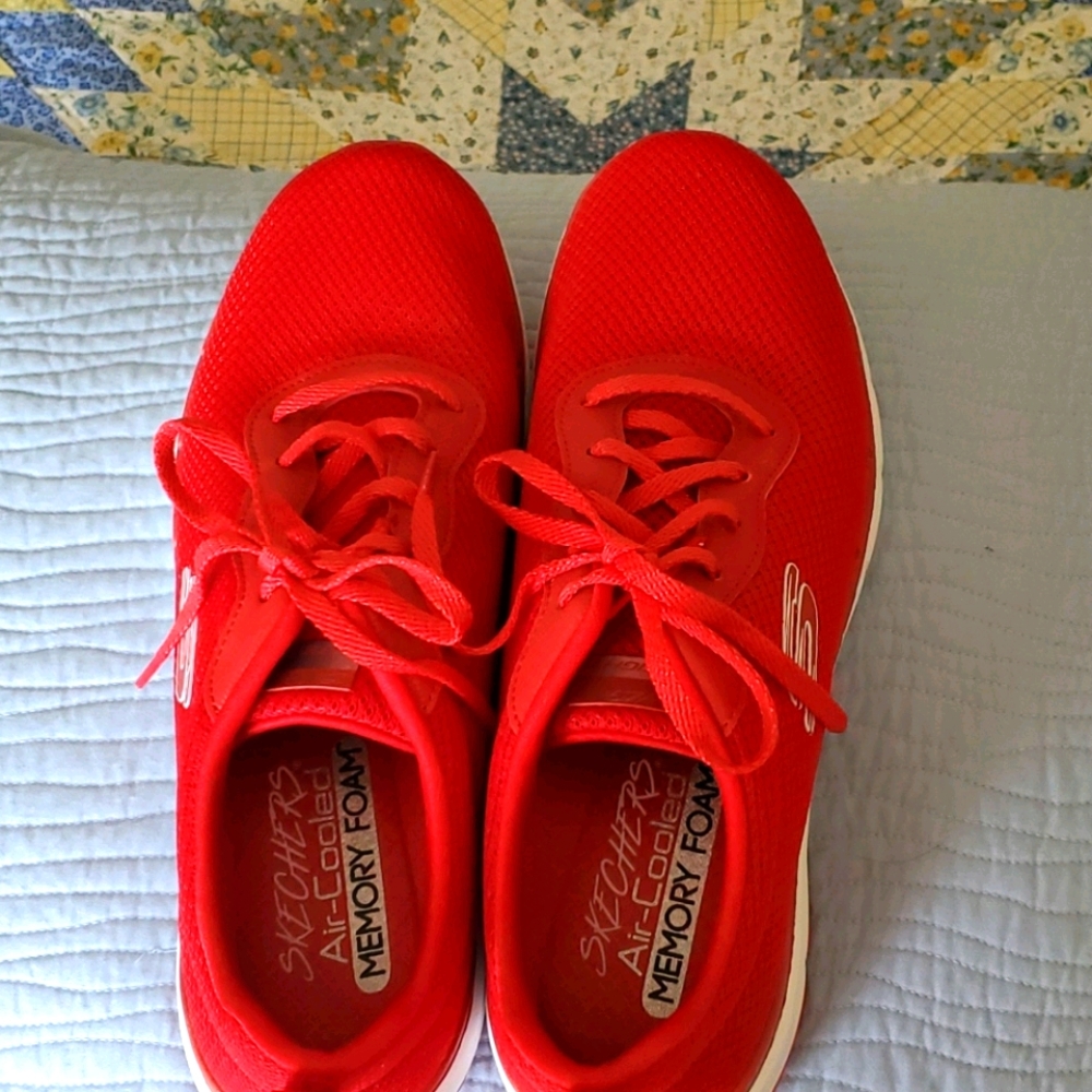 SKECHERS MEMORY FOAM TENNIS SHOES